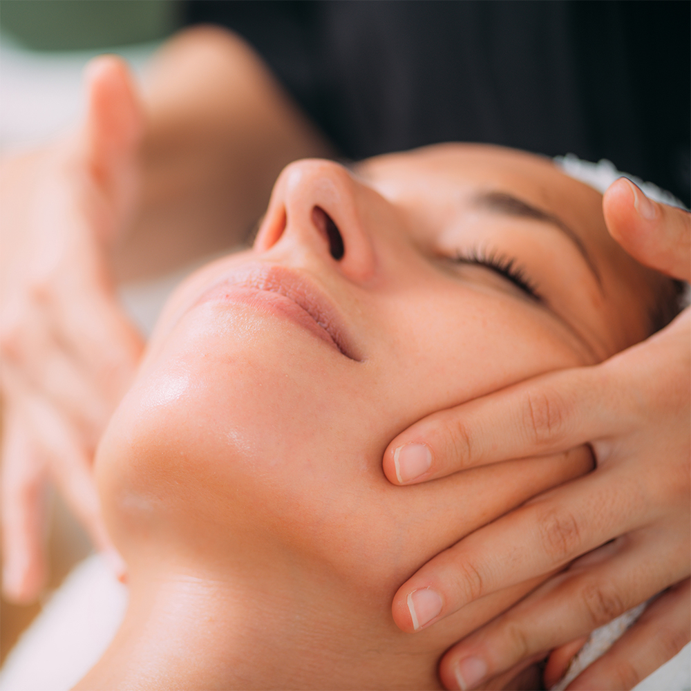 Відкрийте секрети підтягнутого обличчя з масажем у delight body